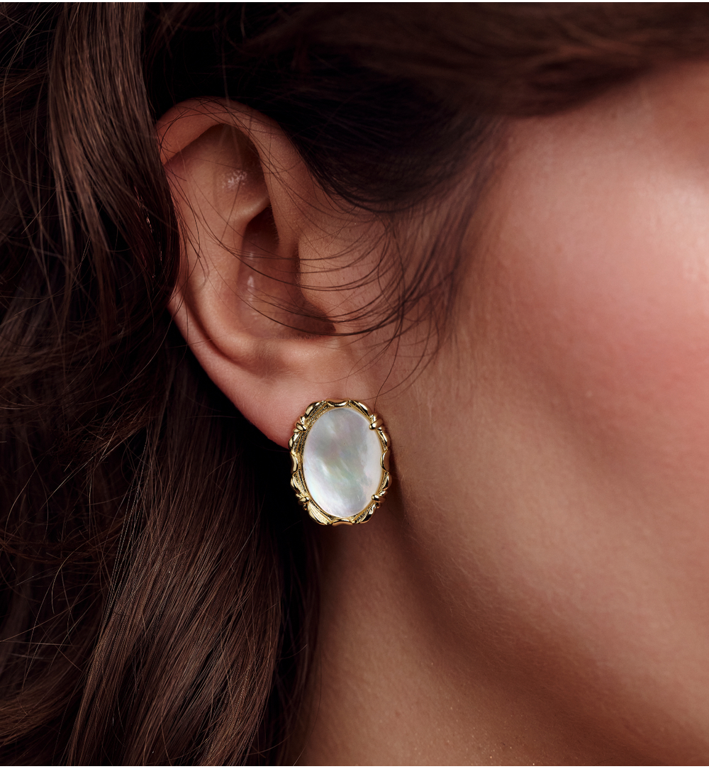 Kolczyki z masą perłową w złotej ozdobnej oprawie KSS2222