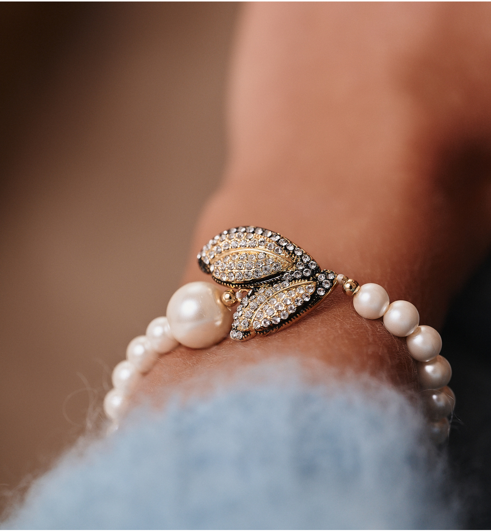 Bransoletka z perełkami i złoconymi skrzydłami z cyrkoniami BSS0231