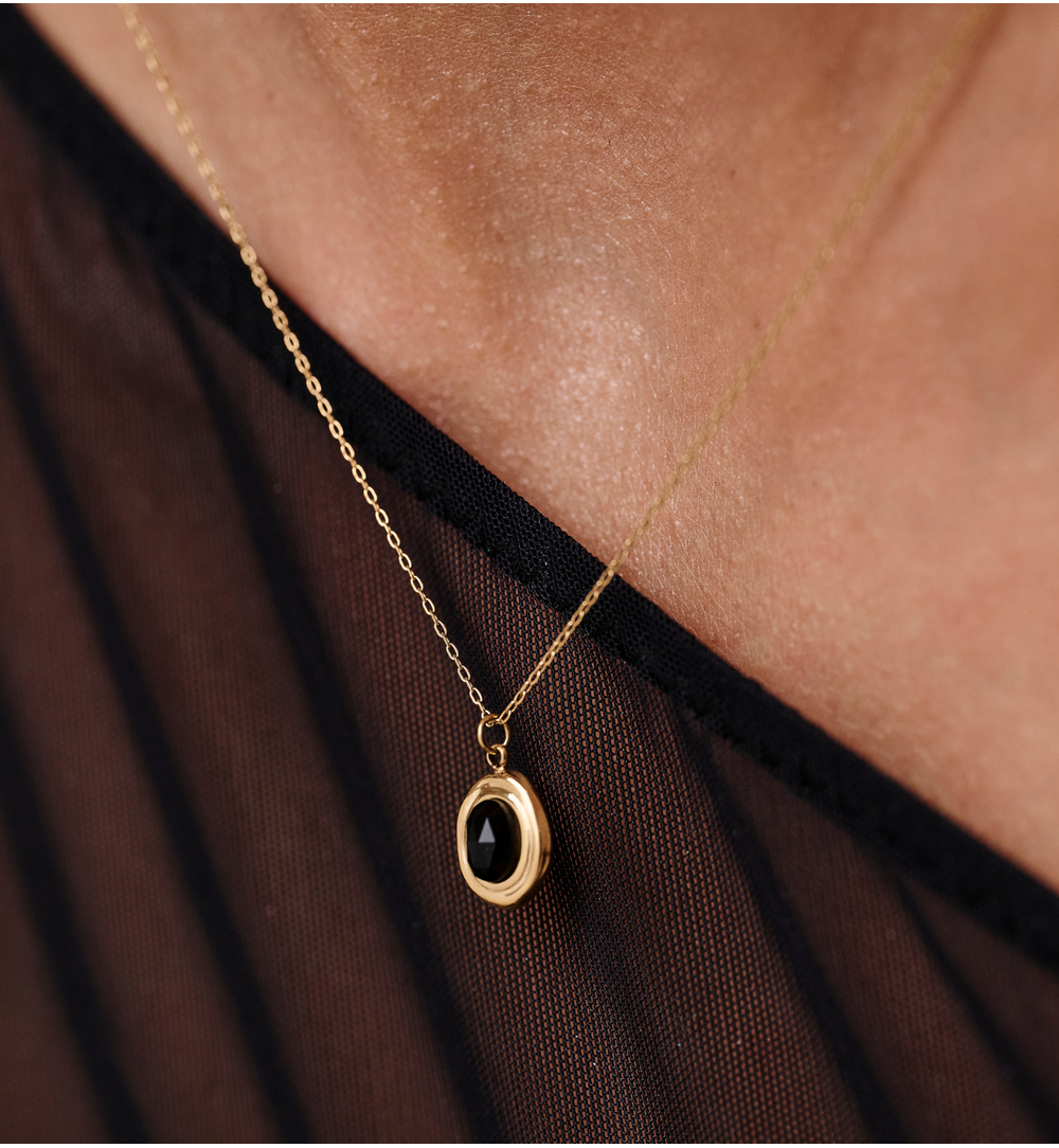 Naszyjnik z czarnym agatem złoty NEA0015