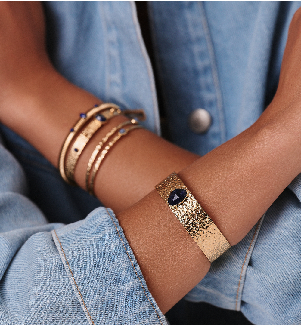 Bransoletka szeroka złocona z sodalitem BEA0023