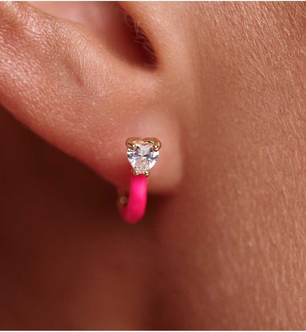 Zestaw kolczyków złoconych z motywem serca i różowym akcentem KMB0060