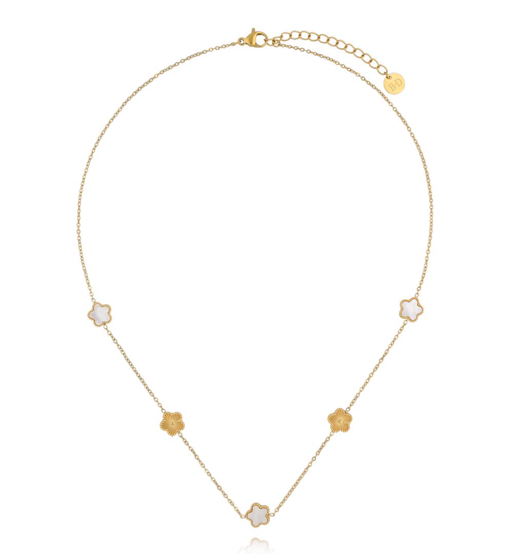 Naszyjnik z koniczynkami i kwiatowymi detalami na złotym łańcuszku NSY0883