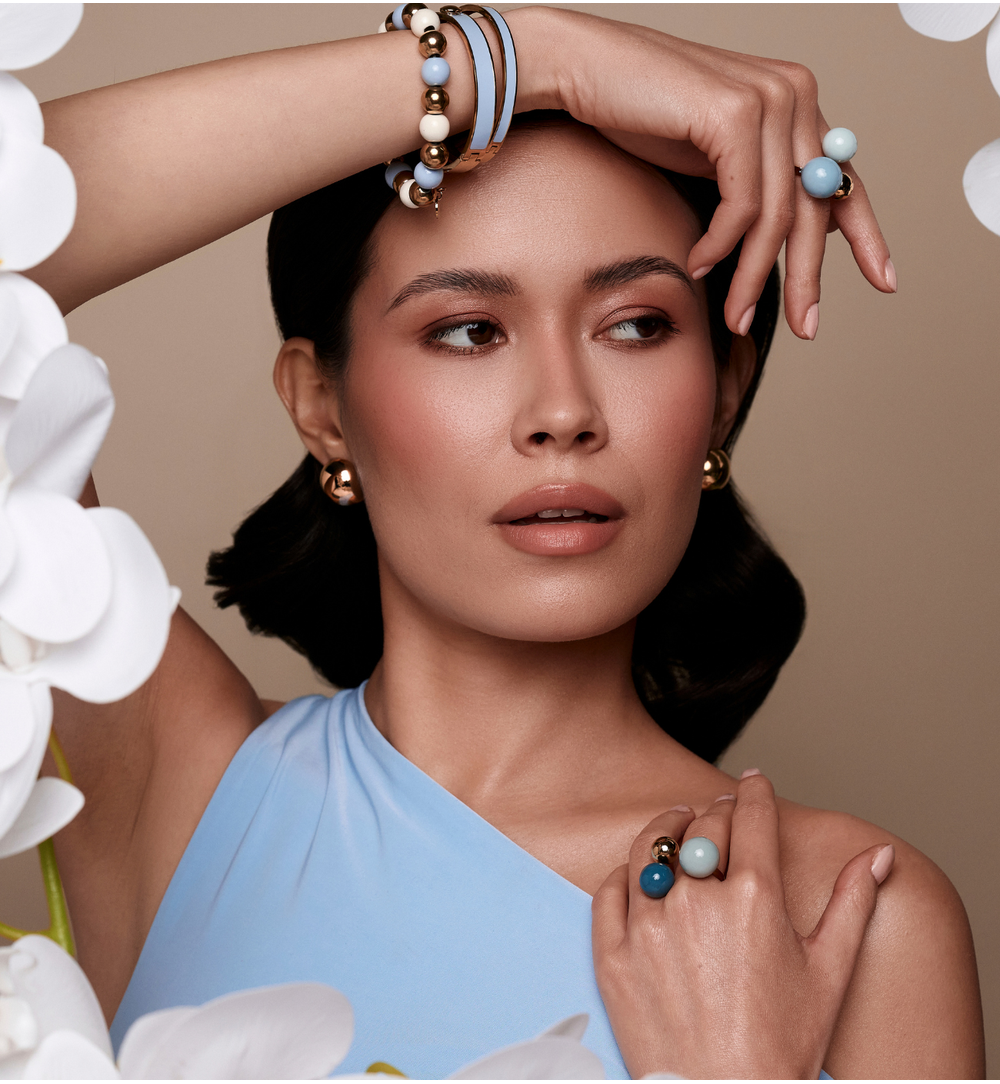 Bransoletka z kulkami w odcieniach błękitu, złota i kremu BSA0983