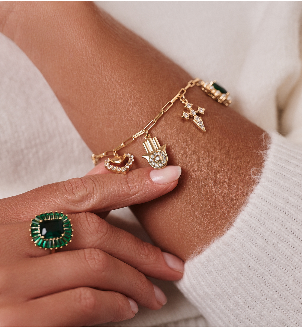 Bransoletka z zawieszkami – serce, oko, hamsa, krzyż, perła i szmaragdowe serc BSS0232