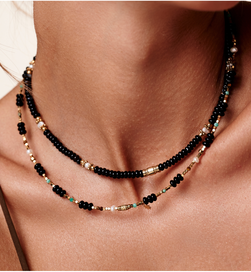 Naszyjnik z czarnego agatu i pereł słodkowodnych ze złotymi detalami NEA0080
