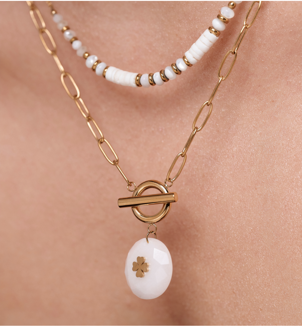 Zestaw złotych naszyjników z białymi koralikami i zawieszką z koniczyną ZN0115