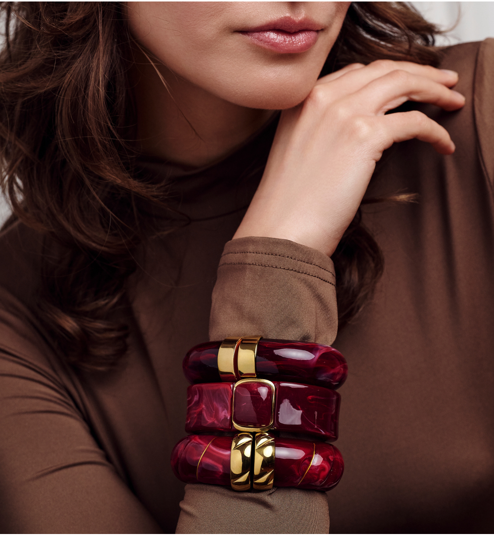 Bransoletka w odcieniu głębokiej czerwieni ze złotym zapięciem BEU0001