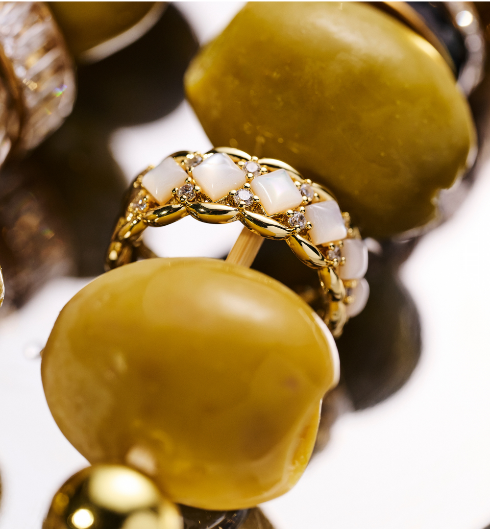 Pierścionek złocony regulowany z masą perłową i kryształami PSS0216