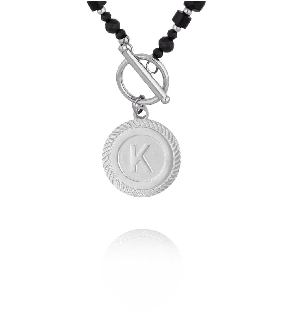 Naszyjnik z czarnymi kamieniami i zawieszką z literką K – srebrne wykończenie NTW1594