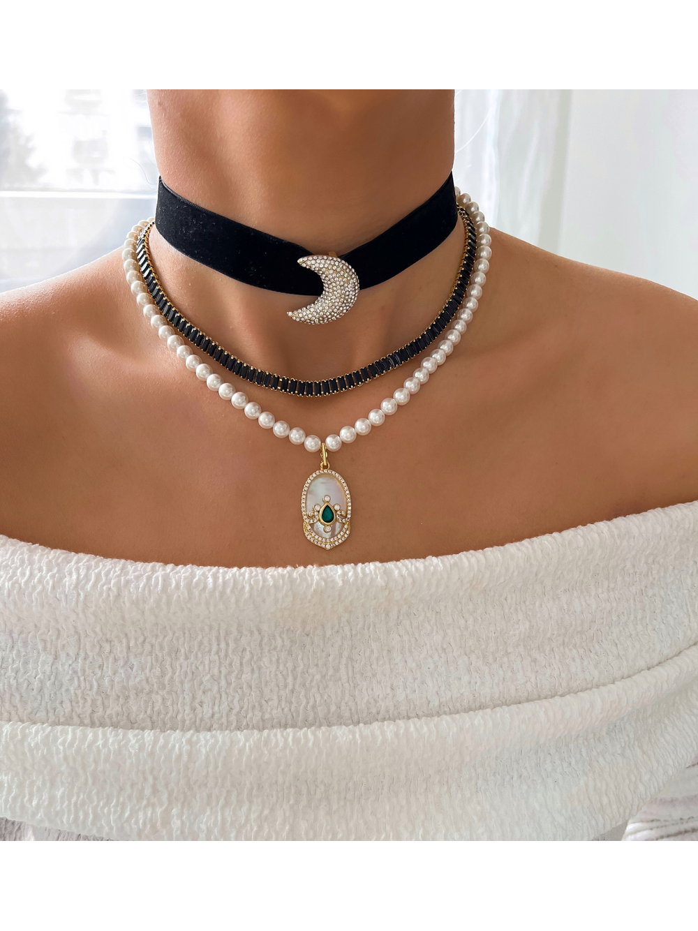 Choker czarny ze złotym  księżycem Fabulous NS0266