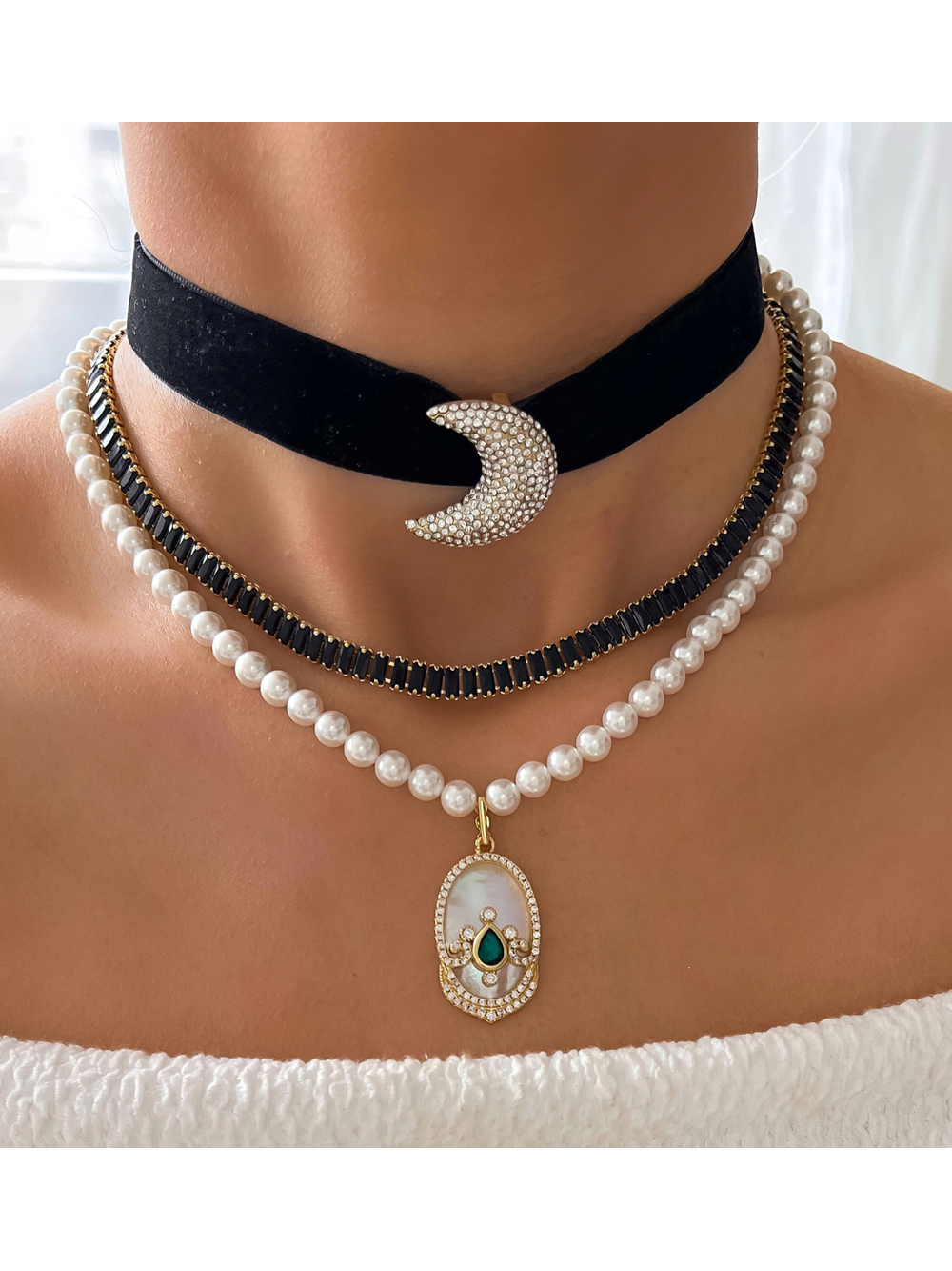 Choker czarny ze złotym  księżycem Fabulous NS0266