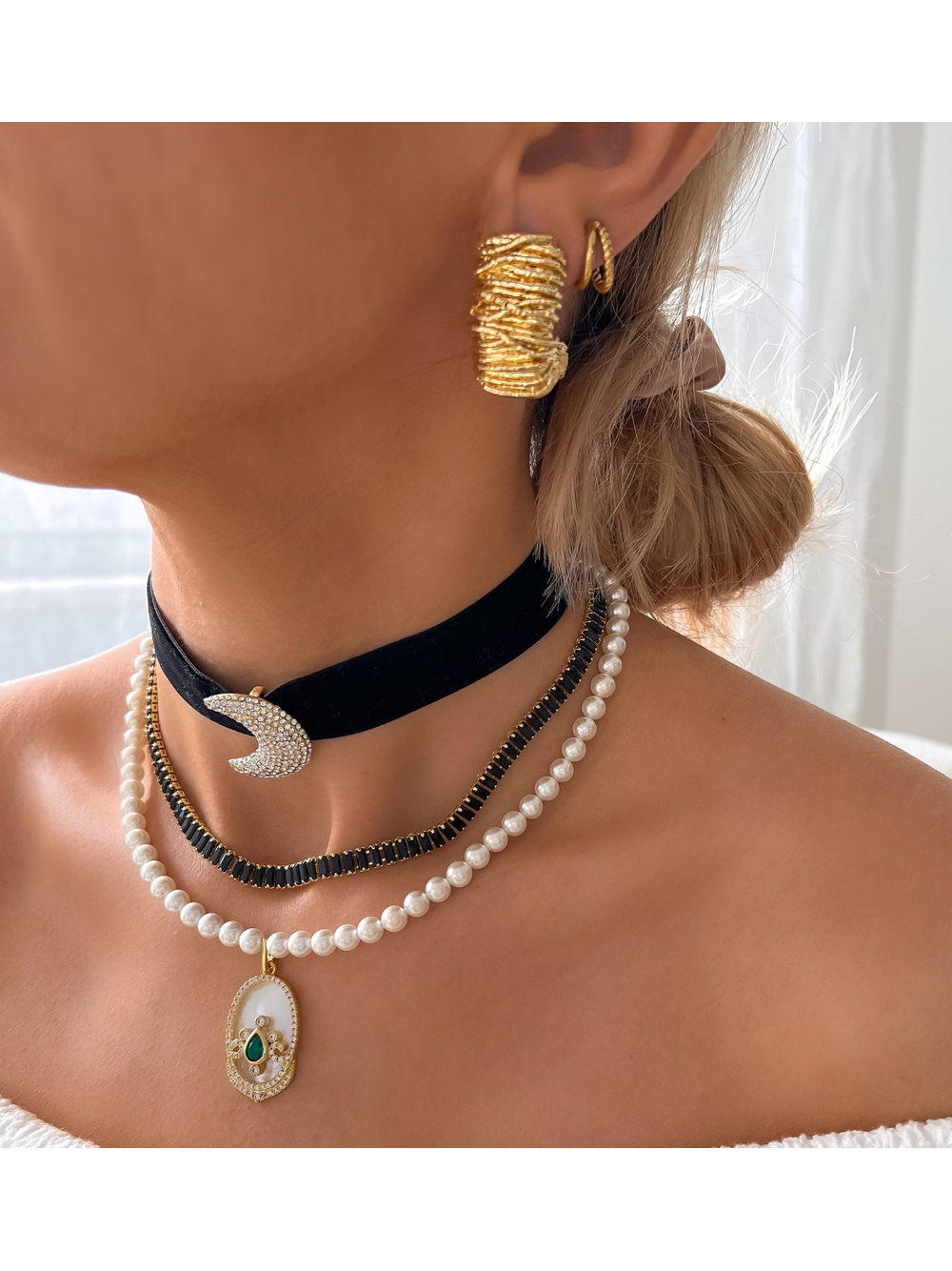 Choker czarny ze złotym  księżycem Fabulous NS0266