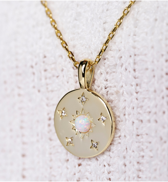 Naszyjnik z okrągłą zawieszką z opalem i motywem słońca NCA0096