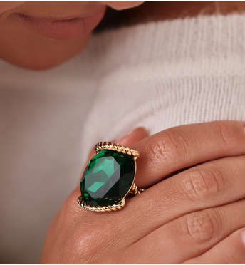 Pierścionek z zielonym kryształem i skręconą obrączką PSS0194