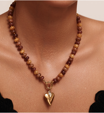 Naszyjnik z kamieni w odcieniach bursztynu i złotym sercem z cyrkonią NPA1502