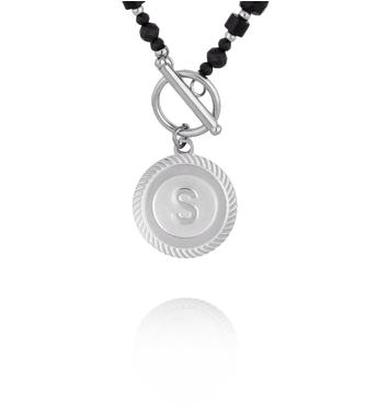 Naszyjnik z czarnych kamieni z zawieszką z literką S – srebrne wykończenie  NTW1601