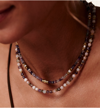 Naszyjnik z fluorytu i pereł słodkowodnych ze złotymi detalami NEA0079