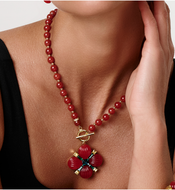 Naszyjnik z czerwonych koralików z kwiatową zawieszką NS0409