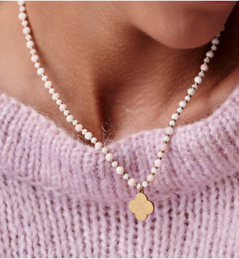 Naszyjnik z różowego opalu z zawieszką w kształcie koniczynki NTW1611