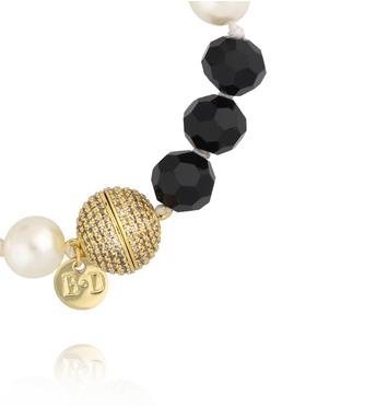 Bransoletka z pereł i czarnych kryształów ze złotym zapięciem BPE0162