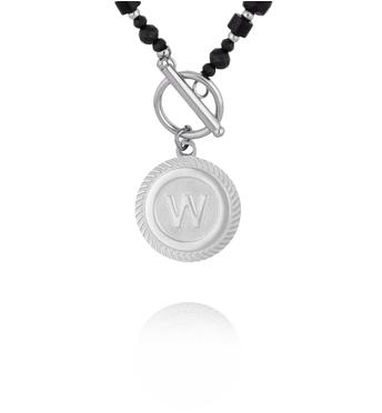 Naszyjnik z czarnych kamieni z zawieszką z literką W – srebrne wykończenie NTW1598