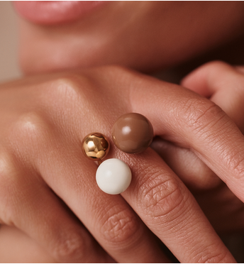 Pierścionek z kulkami w odcieniach bieli i czekolady PSA1085