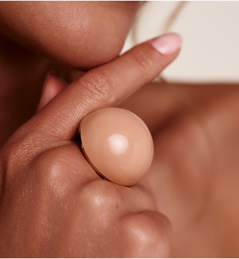 Pierścionek z brzoskwiniową emalią w złotej oprawie PSA1200