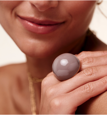 Pierścionek z taupe’ową emalią w złotej oprawie PSA1203