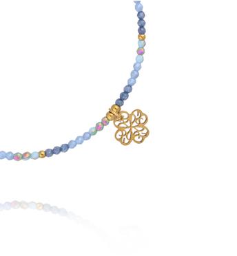 Bransoletka z niebieskich kryształków z ażurową koniczynką BTW3687