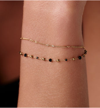 Bransoletka z podwójnym złotym łańcuszkiem i czarnymi agatami BEA0097