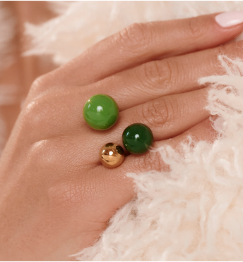 Pierścionek z kulkami w intensywnych odcieniach zieleni PSA1124