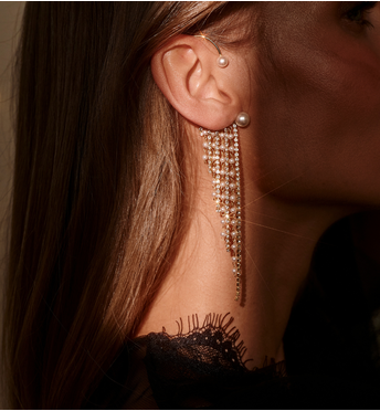 Kolczyk na ucho z perłami i łańcuszkami KPE0204