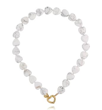 Naszyjnik z howlitu w kształcie serc z pozłacanym zapięciem NPA1601