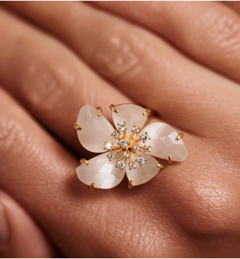 Pierścionek z białym kwiatem PSS0179