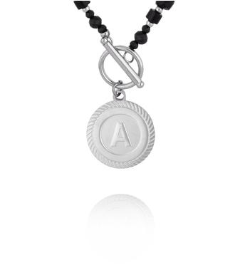 Naszyjnik z czarnymi kamieniami i zawieszką z literką A – srebrne wykończenie NTW1592