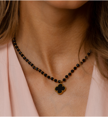 Naszyjnik czarny z koniczynką NSC0544