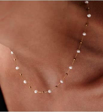 Naszyjnik na złotym łańcuszku z perłami NEA0092