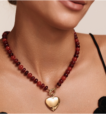 Naszyjnik z czerwonych kamieni i złotym sercem NPA1498
