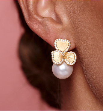 Kolczyki z białą perłą i zdobioną oprawą KPE0197