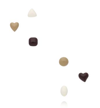 Zestaw kolczyków w neutralnej palecie z różnymi formami KMB0050