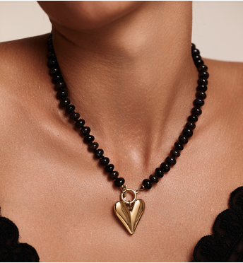 Naszyjnik z czarnych agatów i złotym sercem NPA1483