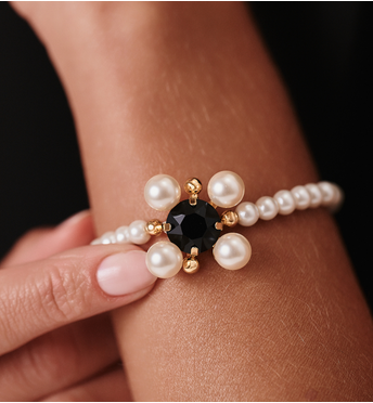 Bransoletka z perełkami i czarnym kryształem BSS0255