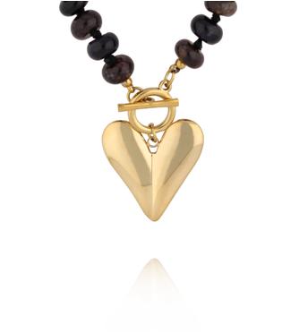 Naszyjnik z ciemnymi kamieniami i złotym sercem NPA1507