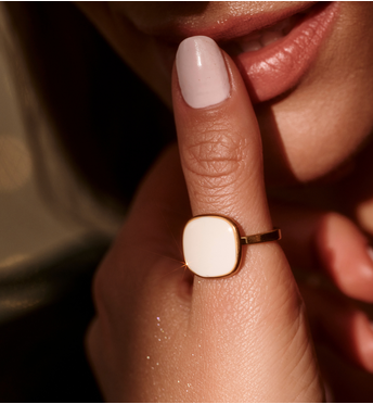 Pierścionek pozłacany z biała emalią PSY0066