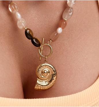 Naszyjnik z kamieni naturalnych i złotą zawieszką muszli NSC0623