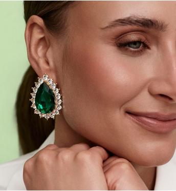 Kolczyki z zielonymi kryształami w kształcie kropli i cyrkoniami w złotym wykończeniu KSS2253