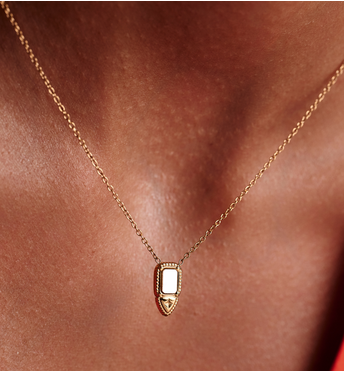 Naszyjnik z jasną zawieszką w złotej oprawie NEA0105