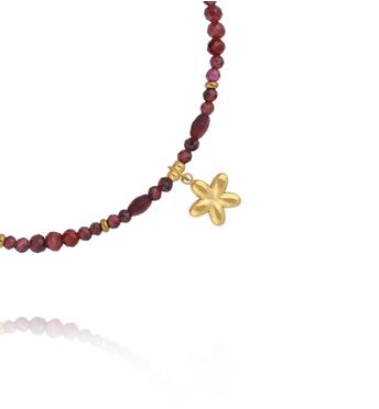 Bransoletka z granatu z zawieszką w kształcie kwiatka BTW3543