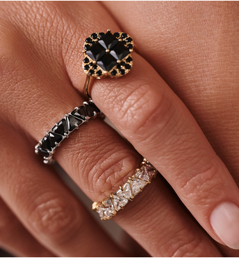Pierścionek z czarnymi kryształkami PSS0187