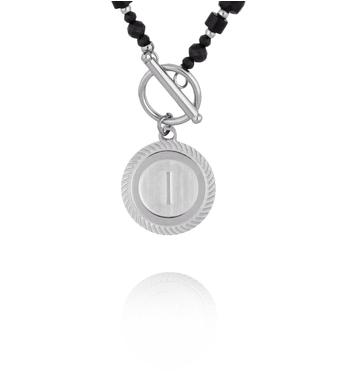 Naszyjnik z czarnych kamieni z zawieszką z literką I – srebrne wykończenie NTW1600